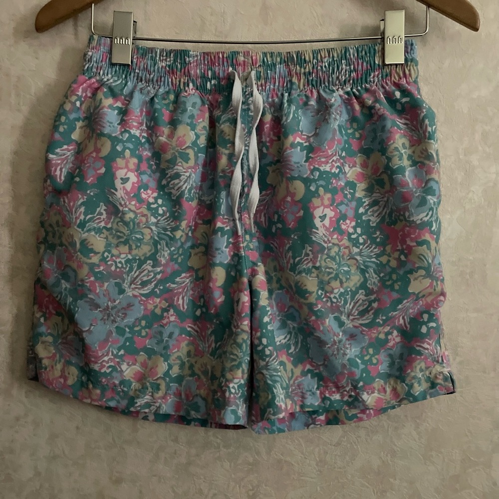 Chubbies 5.5” Inseam swim trunks with Floral Print, Size Small